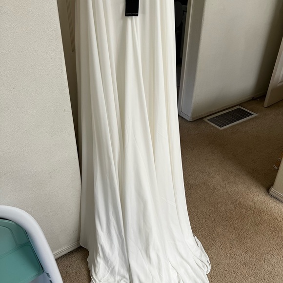 New never worn wedding dress - Picture 2 of 5